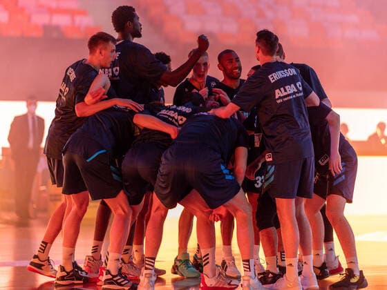Die Berliner im Teamkreis, Ratiopharm Ulm vs. Alba Berlin, Basketball, Playoffs, Spiel 4, Spielzeit 2020 2021, 05.06.2021, Ratiopharm Ulm vs. Alba Berlin, Basketball, Playoffs, Spiel 4, Spielzeit 2020 2021, 05.06.2021 Neu-Ulm Copyright: xEibner-Pressefoto SaschaxWaltherx EP_EER