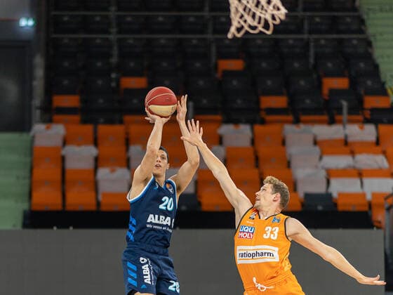 Simone Fontecchio (Alba Berlin, 20), Patrick Heckmann (Ratiopharm Ulm 33), Ratiopharm Ulm vs. Alba Berlin, Basketball, Playoffs, Spiel 4, Spielzeit 2020 2021, 05.06.2021, Ratiopharm Ulm vs. Alba Berlin, Basketball, Playoffs, Spiel 4, Spielzeit 2020 2021, 05.06.2021 Neu-Ulm Copyright: xEibner-Pressefoto SaschaxWaltherx EP_EER