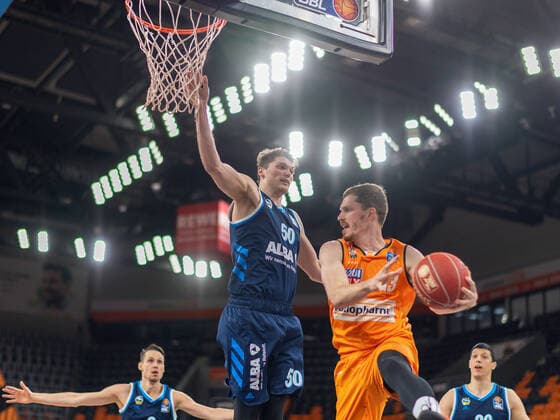 Ben Lammers (Alba Berlin, 50), Marcus Eriksson (Alba Berlin, 08), Andreas Obst (Ratiopharm Ulm 13), Simone Fontecchio (Alba Berlin, 20), Ratiopharm Ulm vs. Alba Berlin, Basketball, Playoffs, Spiel 4, Spielzeit 2020 2021, 05.06.2021, Ratiopharm Ulm vs. Alba Berlin, Basketball, Playoffs, Spiel 4, Spielzeit 2020 2021, 05.06.2021 Neu-Ulm Copyright: xEibner-Pressefoto SaschaxWaltherx EP_EER