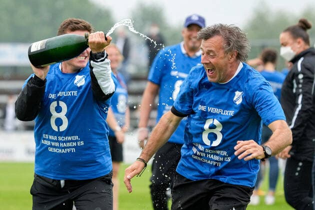 Bilder des Jahres 2021, Sport 06 Juni Sport Themen der Woche KW22 Sport Bilder des Tages Alexander Fischinger (Trainer, Cheftrainer, SC Sand) flieht vor der Sektdusche, Jubel nach dem Schlusspfiff, Sieg, Sieger, Gewinner, jubelt, jubeln, Freude, optimistisch, Highlight, Action, Aktion, feiern den Klassenerhalt, Nichtabstieg, 06.06.2021, Willstätt Sand (Deutschland), Fussball, Flyeralarm Frauen-Bundesliga, SC Sand - Bayer 04 Leverkusen, DFB DFL REGULATIONS PROHIBIT ANY USE OF PHOTOGRAPHS AS IMAGE SEQUENCES AND OR QUASI-VIDEO. *** Alexander Fischinger coach, head coach, SC Sand flees the champagne shower, cheers after the final whistle, victory, winner, winners, cheers, cheer, joy, optimistic, highlight, action, action, celebrate staying in the class, non-relegation, 06 06 2021, Willstätt Sand Germany , Football, Flyeralarm Frauen Bundesliga, SC Sand Bayer 04 Leverkusen, DFB DFL REGULATES PROHIBIT ANY USE OF PHOTOGRAPHS AS IMAGE SEQUENCES AND OR QUASI VIDEO xozx