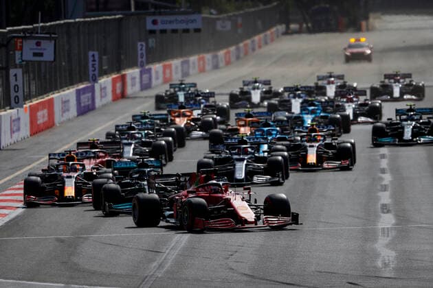 Start of the race, 16 LECLERC Charles (mco), Scuderia Ferrari SF21, action during the Formula 1 Azerbaijan Grand Prix 2021 from June 04 to 06, 2021 on the Baku City Circuit, in Baku, Azerbaijan - FORMULE 1 : Grand Prix d Azerbaidjan - Bakou - 06 06 2021 DPPI PANORAMIC  _V2_9504