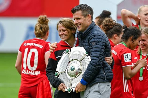 v.li.: Bianca Rech (Teammanagerin, FCB) und Trainer Jens Scheuer (Coach, Headcoach, FC Bayern München, FCB) mit der Meisterschale, 06.06.2021, München (Deutschland), Fussball, Flyeralarm Frauen-Bundesliga, FC Bayern München - SG Eintracht Frankfurt, DFB DFL REGULATIONS PROHIBIT ANY USE OF PHOTOGRAPHS AS IMAGE SEQUENCES AND OR QUASI-VIDEO.