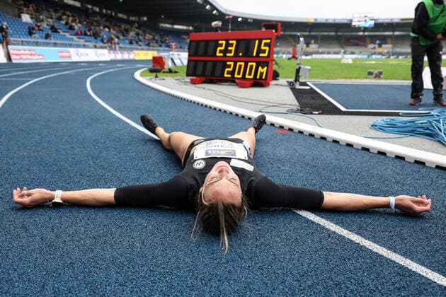 Bilder des Jahres 2021, Sport 06 Juni Sport Themen der Woche KW22 Sport Bilder des Tages Deutsche Leichtathletik-Meisterschaften; Braunschweig, 06.06.2021 Alexandra Burghardt (BY LG Gendorf Wacker Burghausen) siegt auch ueber 200m - mit 23.15s; Deutsche Leichtathletik-Meisterschaften am 06.06.2021 im Eintracht-Stadion, Braunschweig (Niedersachsen). *** German Athletics Championships Braunschweig, 06 06 2021 Alexandra Burghardt BY LG Gendorf Wacker Burghausen wins also over 200m with 23 15s German Athletics Championships on 06 06 2021 at Eintracht Stadium, Braunschweig Lower Saxony Copyright: xBEAUTIFULxSPORTS AxelxKohringx