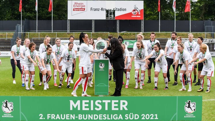 Die Mannschaft des 1. FC Köln, Meister der 2. Frauen-Bundesliga Süd 2020 2021, Pokalübergabe, 06.06.2021, Köln (Deutschland), Fussball, 2. Frauen-Bundesliga Süd, 1. FC Köln - SG 99 Andernach, DFB DFL REGULATIONS PROHIBIT ANY USE OF PHOTOGRAPHS AS IMAGE SEQUENCES AND OR QUASI-VIDEO.