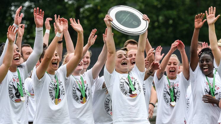 Die Spielerinnen des 1. FC Köln mit der Meisterschaftsschale, Meister der 2. Frauen-Bundesliga Süd 2020 2021, , 06.06.2021, Köln (Deutschland), Fussball, 2. Frauen-Bundesliga Süd, 1. FC Köln - SG 99 Andernach, DFB DFL REGULATIONS PROHIBIT ANY USE OF PHOTOGRAPHS AS IMAGE SEQUENCES AND OR QUASI-VIDEO.