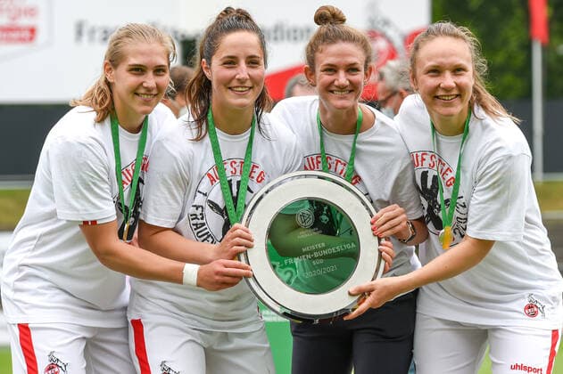 Die Spielerinnen des 1. FC Köln mit der Meisterschaftsschale, Meister der 2. Frauen-Bundesliga Süd 2020 2021, , 06.06.2021, Köln (Deutschland), Fussball, 2. Frauen-Bundesliga Süd, 1. FC Köln - SG 99 Andernach, DFB DFL REGULATIONS PROHIBIT ANY USE OF PHOTOGRAPHS AS IMAGE SEQUENCES AND OR QUASI-VIDEO.