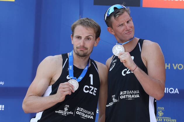 Sport Bilder des Tages Ondrej Perusic, left, and David Schweiner with silver medals after the Ostrava Beach Open 2021 tournament, part of the Beach volleyball, Beachvolleyball World Tour match Ondrej Perusic David Schweiner of Czech Republic vs Robert Meeuwsen Alexander Brouwer of Netherlands in Ostrava, Czech Republic, June 6, 2021. (CTKxPhoto PetrxSznapka) CTKPhotoP2021060605207  SZN 28