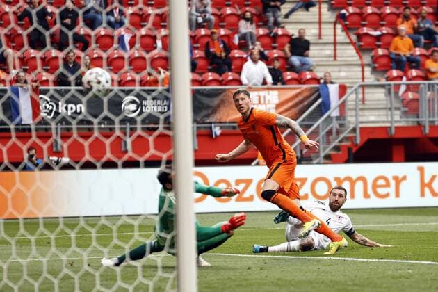 ENSCHEDE - (lr) Georgia goalkeeper Giorgi Loria, Wout Weghorst of Holland scores the 2-0, Guram Kashia of Georgia during the friendly match between Netherlands and Georgie at De Grolsch Veste Stadium on June 06, 2021 in Enschede, Netherlands. ANP MAURICE VAN STEEN International Friendly, Länderspiel, Nationalmannschaft match 2020 2021 xVIxANPxSportx xxANPxIVx *** ENSCHEDE lr Georgia goalkeeper Giorgi Loria, Wout Weghorst of Holland scores the 2 0, Guram Kashia of Georgia during the friendly match between Netherlands and Georgie at De Grolsch Veste Stadium on June 06, 2021 in Enschede, Netherlands ANP MAURICE VAN STEEN International friendly match 2020 2021 xVIxANPxSportx xxANPxIVx 432255011