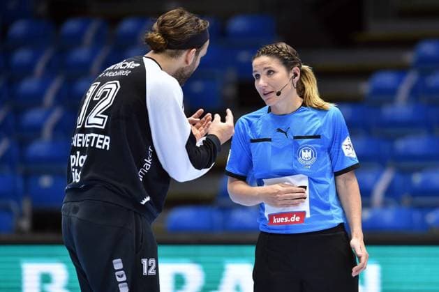 Silvio Heinevetter (Torwart MT Melsungen) diskutiert mit Schiedsrichterin Tanja Kuttler(R) , MT Melsungen - HSG Wetzlar, Handball, 1. Bundesliga Maenner, 06.06.2021, MT Melsungen - HSG Wetzlar, Handball, GER, 1. Bundesliga Maenner, 06.06.2021 Kassel Copyright: xEibner-Pressefoto-xRolandxSippelx