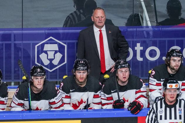 06.06.2021, Riga, Arena Riga, Final Finland - Canada (2021 IIHF Ice hockey, Eishockey World Championship, WM, Weltmeisterschaft , head coach Gerard Gallant (Canada) with 2 Braden Schneider (Canada), 13 Gabriel Vilardi (Canada), 11 Jaret Anderson-Dolan (Canada) and 22 Brandon Hagel (Canada) Riga Riga Latvia Copyright: xJustPictures.ch JarixPestelaccix
