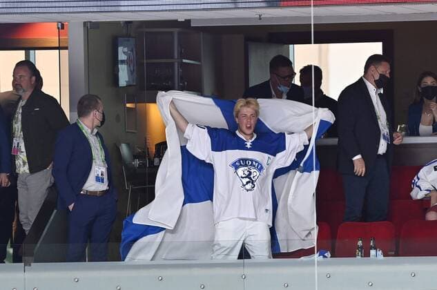 A Finnish fan with Finnish flag cheering his team during 2021 IIHF Ice hockey, Eishockey World Championships final Finland vs Canada in Riga, Latvia on Sunday, June 6, 2021. Riika, Riga Latvia LKFTJK20210606215516ZPHS  Copyright: xJussixNukarix