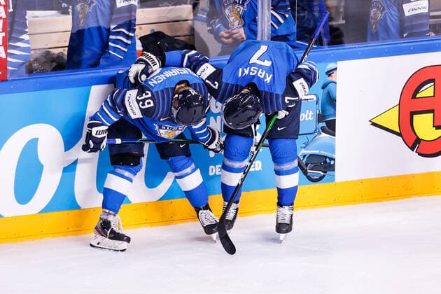 Eishockey, WM, Finale, Kanada ist Weltmeister 06.06.2021, Riga, Arena Riga, Final Finland - Canada (2021 IIHF Ice hockey, Eishockey World Championship, WM, Weltmeisterschaft , 39 Kim Nousiainen (Finland) and 7 Oliwer Kaski (Finland, right) are disappointed for the loss in the overtime Riga Riga Latvia Copyright: xJustPictures.ch JarixPestelaccix