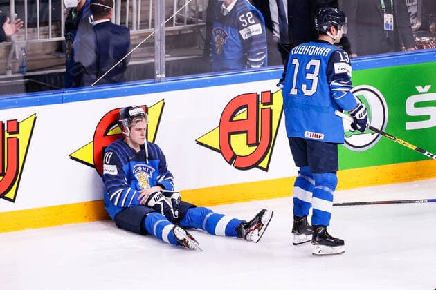 06.06.2021, Riga, Arena Riga, Final Finland - Canada (2021 IIHF Ice hockey, Eishockey World Championship, WM, Weltmeisterschaft , 80 Saku Maenalanen (Finland) and 13 Mikael Ruohomaa (Finland, right) are disappointed for the loss in the overtime Riga Riga Latvia Copyright: xJustPictures.ch JarixPestelaccix