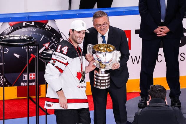 06.06.2021, Riga, Arena Riga, Final Finland - Canada (2021 IIHF Ice hockey, Eishockey World Championship, WM, Weltmeisterschaft , Canada is world champion 2021. 14 Adam Henrique (Canada) receives the trophy from IIHF president Rene Fasel Riga Riga Latvia Copyright: xJustPictures.ch JarixPestelaccix