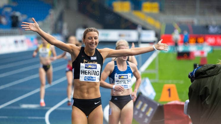 Bilder des Jahres 2021, Sport 06 Juni Sport Themen der Woche KW22 Deutsche Leichtathletik-Meisterschaften; Braunschweig, 06.06.2021 Freut sich ueber ihren naechsten Meistertitel: 800m-Siegerin Christina Hering (LG Stadtwerke Muenchen); Deutsche Leichtathletik-Meisterschaften am 06.06.2021 im Eintracht-Stadion in Braunschweig (Niedersachsen). *** German Athletics Championships Braunschweig, 06 06 2021 Happy about her next championship title 800m winner Christina Hering LG Stadtwerke Muenchen German Athletics Championships on 06 06 2021 at Eintracht Stadium in Braunschweig Lower Saxony Copyright: xBEAUTIFULxSPORTS R.xSchmittx