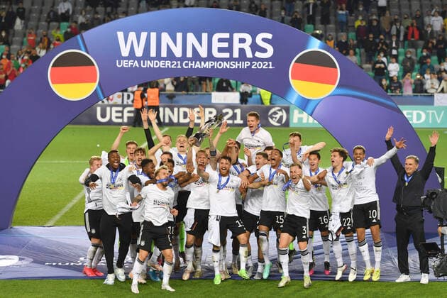 Bilder des Jahres 2021, Sport 06 Juni Sport Themen der Woche KW22 Teamfoto,Team,Mannschaft,Mannschaftsfoto mit dem Pokal,Cup,Trophaee, Jubel,Freude,Begeisterung, Siegerehrung. Deutschland-Portugal 1-0, Fussball U-21,FINALE UEFA Under21 Europameisterschaft 2021 in Ungarn Slowenien am 06.06.2021in Ljubljana, Stadion Stozice. *** Team photo,team,team photo with the cup,cup,trophy,jubilation,joy,enthusiasm,victory ceremony Germany Portugal 1 0,Football U 21,FINALE UEFA Under21 European Championship 2021 in Hungary Slovenia on 06 06 2021in Ljubljana, Stadium Stozice