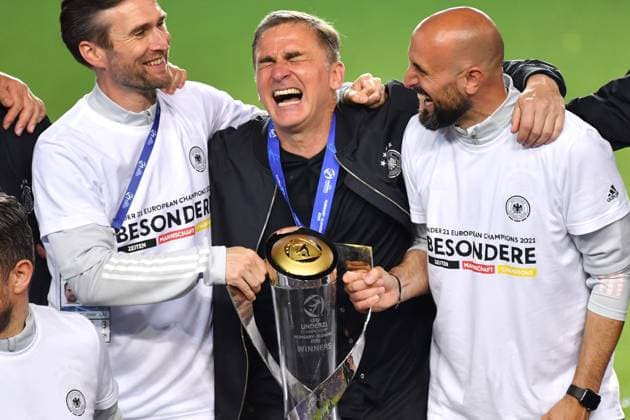 Sport Themen der Woche KW22 Stefan KUNTZ,Trainer (GER) und Betreuer mit dem Pokal,Cup,Trophaee, Jubel,Freude,Begeisterung, Siegerehrung. Deutschland-Portugal 1-0, Fussball U-21,FINALE UEFA Under21 Europameisterschaft 2021 in Ungarn Slowenien am 06.06.2021in Ljubljana, Stadion Stozice. *** Stefan KUNTZ,Coach GER and coach with the cup,trophy,joy,enthusiasm,victory ceremony Germany Portugal 1 0,Football U 21,FINALE UEFA Under21 European Championship 2021 in Hungary Slovenia on 06 06 2021in Ljubljana, Stadium Stozice