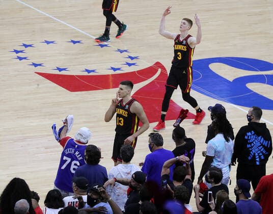 June 6, 2021, Philadelphia, PA, USA: Atlanta Hawks guard Bogan Bogdanovic (left) tells the crowd to be quiet as he hits a three pointer with teammate Kevin Huerter (right) signaling the three with Philadelphia 76ers fans looking on during the final minute of a 128-124 Hawks victory in game one of a NBA, Basketball Herren, USA second round Eastern Conference playoff basketball game on Sunday, Jun 6, 2021, in Philadelphia. Philadelphia USA - ZUMAm67_ 0120587788st Copyright: xCurtisxComptonx