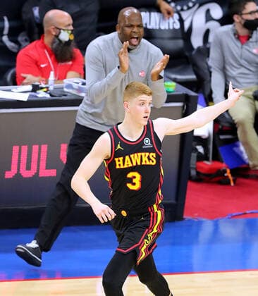 June 6, 2021, Philadelphia, PA, USA: Atlanta Hawks guard Kevin Huerter calls a defense after hitting a three pointer with interim head coach Nate McMillan looking on against the Philadelphia 76ers in a NBA, Basketball Herren, USA second round Eastern Conference playoff basketball game on Sunday, Jun 6, 2021, in Philadelphia. Philadelphia USA - ZUMAm67_ 0120587926st Copyright: xCurtisxComptonx