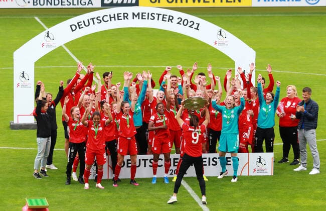 9 Jovana Damnjanovic (FCBF) heitzt die Stimmung. Frauenfussball 1. Frauen-Bundesliga FC Bayern München - Eintracht Frankfurt Frauen im Campus am 06.06.2021. FOTO: Mladen Lackovic LakoPress