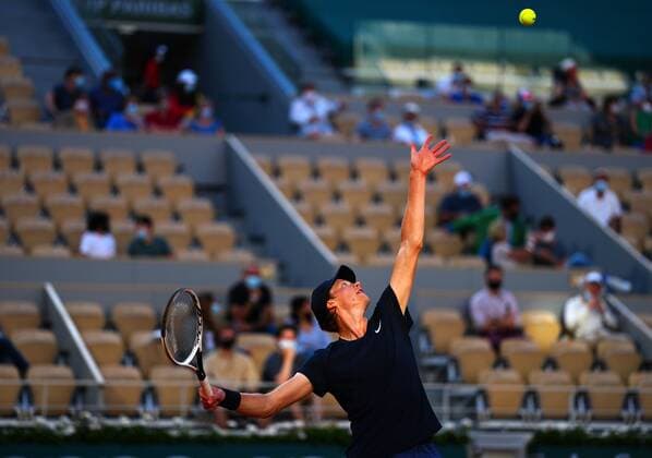 Mandatory Credit: Photo by Javier Garcia BPI Shutterstock (12019129ke) Jannik Sinner during his fourth round match French Open Tennis, Day Nine, Roland Garros, Paris, France - 07 Jun 2021 French Open Tennis, Day Nine, Roland Garros, Paris, France - 07 Jun 2021  Copyright: xJavierxGarcia BPI Shutterstockx 12019129ke
