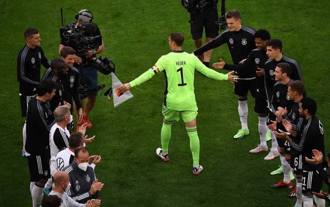 Sport Bilder des Tages 07.06.2021, xjhx, Fussball Freundschaftsspiel, Deutschland DFB - Lettland LFF emspor, v.l. Ehrung Manuel Neuer (Deutsche Fussball Nationalmannschaft DFB) (DFL DFB REGULATIONS PROHIBIT ANY USE OF PHOTOGRAPHS as IMAGE SEQUENCES and or QUASI-VIDEO) Duesseldorf