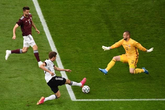 07.06.2021, xjhx, Fussball Freundschaftsspiel, Deutschland DFB - Lettland LFF emspor, v.l. Antonijs Cernomordijs (Lettland LFF), Thomas Mueller Müller (Deutsche Fussball Nationalmannschaft DFB), Roberts Ozols (Lettland LFF) (DFL DFB REGULATIONS PROHIBIT ANY USE OF PHOTOGRAPHS as IMAGE SEQUENCES and or QUASI-VIDEO) Duesseldorf