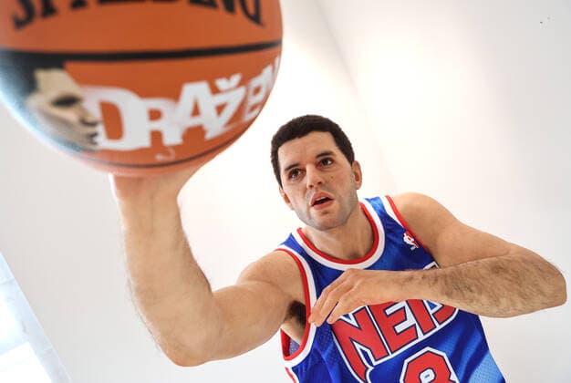Sport Bilder des Tages PXL_Wax figure of Drazen Petrovic Photo taken on June 7, 2021 shows wax figure of Drazen Petrovic, known as Mozart of basketball , greatest Croatian and one of the world s greatest basketball players of all time, in Zagreb, Croatia. On the occasion of the 28th anniversary of Drazen Petrovic s death, a lifesize wax figure of the French sculptor Elisabeth Daynes will be presented to the public on Drazen s birthday in Drazen Petrovic Museum MarkoxPrpic PIXSELL