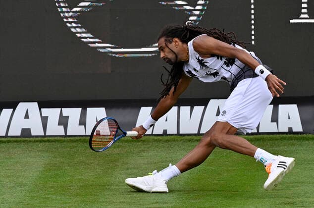 Dustin Brown (GER) rutscht wiederholt aus auf dem Rasen und ist sauer, hadert mit dem Rasen 08.06.2021 Tennis MercedesCup Stuttgart 2021 Weißenhof ATP, Tennis Herren 07.-13.06.2021 Tennis MercedesCup Stuttgart 2021