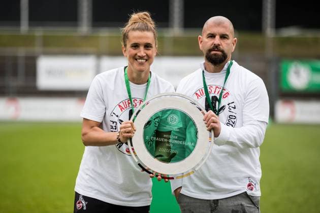 2. Frauen Fussball Bundesliga, 1. FC Koeln - SG 99 Andernach; 06.06.2021 Mirella Junker (Co-Trainerin 1. FC Koeln) und Sascha Glass (Trainer 1. FC Koeln) mit der Meisterscheibe 2. Frauen Fussball Bundesliga, 1. FC Koeln - SG 99 Andernach, Koeln, Franz-Kremer Stadion DFL REGULATIONS PROHIBIT ANY USE OF PHOTOGRAPHS AS IMAGE SEQUENCES AND OR QUASI-VIDEO. Copyright: xBEAUTIFULxSPORTS Wunderlx