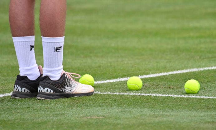 Feature Tennisbälle auf Rasen FILA Socken 08.06.2021 Tennis MercedesCup Stuttgart 2021 Weißenhof ATP, Tennis Herren 07.-13.06.2021 Tennis MercedesCup Stuttgart 2021