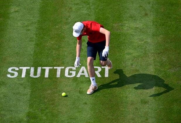 Sport Bilder des Tages Feature Schriftzug STUTTGART auf Rasen Ballkind Balljunge 08.06.2021 Tennis MercedesCup Stuttgart 2021 Weißenhof ATP, Tennis Herren 07.-13.06.2021 Tennis MercedesCup Stuttgart 2021