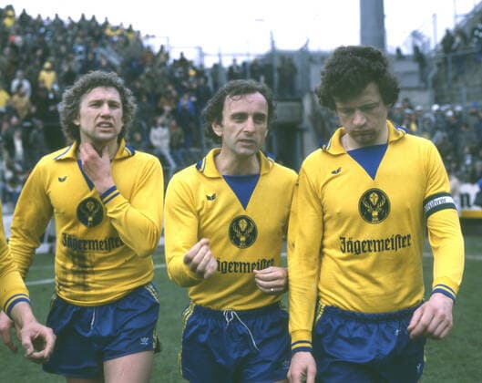 Borussia Mönchengladbach - Eintracht Braunschweig 3:1 18.03.1978. Franz Merkhoffer, Aleksandar Ristic und Friedhelm Haebermann (alle BRS von links nach rechts) kommen auf den Platz im Bökelbergstadion in Mönchengladbach. Nur fuer journalistische Zwecke! Only for editorial use! *** Borussia Mönchengladbach Eintracht Braunschweig 3 1 18 03 1978 Franz Merkhoffer, Aleksandar Ristic and Friedhelm Haebermann all BRS from left to right arrive on the pitch at the Bökelbergstadion in Mönchengladbach For journalistic purposes only Only for editorial use HM