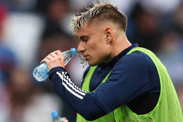 MOSCOW, RUSSIA - JUNE 8, 2021: Midfielder Andrei Mostovoy refreshes himself during an open training session held by the Russian national football team at the VTB Arena - Dynamo Central Stadium ahead of the 2020 UEFA European Football Championship. Stanislav Krasilnikov TASS  TS104102