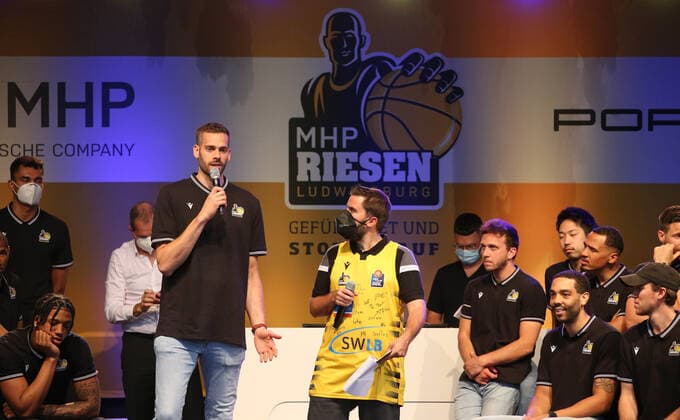 BAU 08.06.2021, Deutschland, Ludwigsburg, Basketball Bundesliga, RIESEN-Party im Autokino Kornwestheim, Kapitän Jonas Wohlfarth-Bottermann
