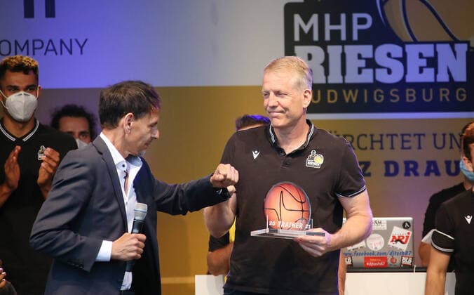 BAU 08.06.2021, Deutschland, Ludwigsburg, Basketball Bundesliga, RIESEN-Party im Autokino Kornwestheim, v.l. Alexander Reil (MHP), John Patrick (best Headcoach of the Year)