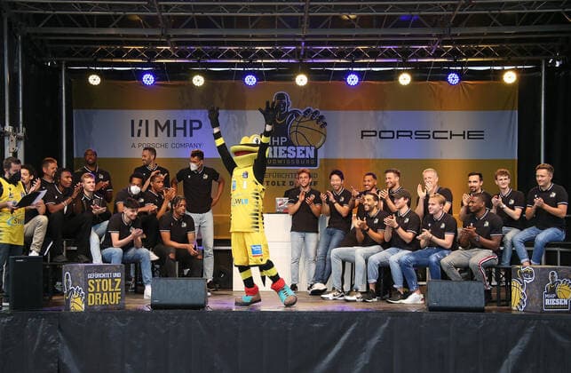 Sport Bilder des Tages BAU 08.06.2021, Deutschland, Ludwigsburg, Basketball Bundesliga, RIESEN-Party im Autokino Kornwestheim, Maskottchen Lurchi