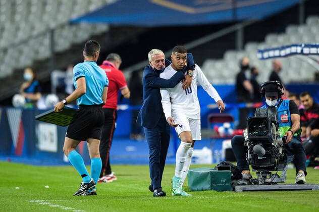 Kylian Mbappe ( 10 - France ) - Didier Deschamps ( selectionneur - entraineur - France ) - FOOTBALL : France vs Bulgarie - Match Amical - Saint Denis - 08 06 2021 FedericoPestellini Panoramic 