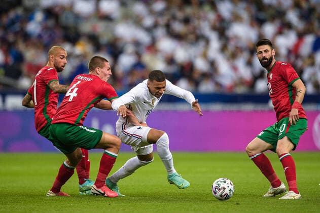 Kylian Mbappe ( 10 - France ) - Valentin Antov ( 4 - Bulgarie ) - FOOTBALL : France vs Bulgarie - Match Amical - Saint Denis - 08 06 2021 FedericoPestellini Panoramic 