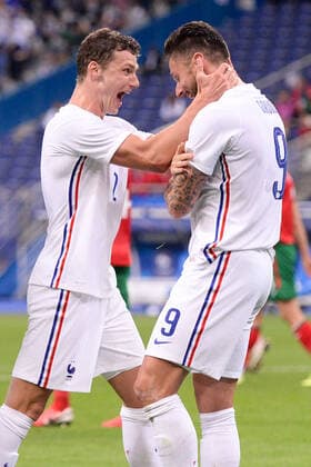 JOIE - FAIR PLAY - 09 OLIVIER GIROUD (FRA) - 02 BENJAMIN PAVARD (FRA) FOOTBALL : France vs Bulgarie - Match Amical - Preparation UEFA EURO, EM, Europameisterschaft,Fussball 2020 - 08 06 2021 FEP Panoramic 