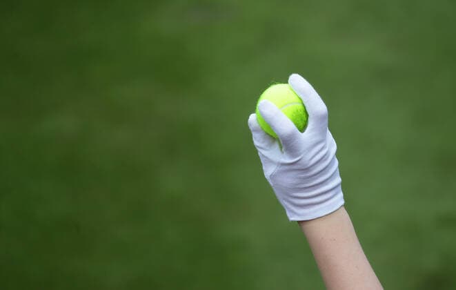 Stuttgart , Tennis MercedesCup 2021 , Balljunge mit Handschuehn , Feature Detail Symbolbild