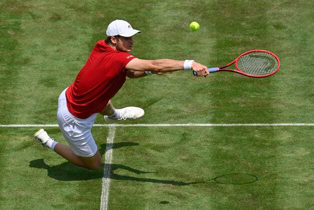 Yannick Hanfmann (GER) Aktion Hecht Hechtsprung Flughecht stürzt und macht trotzdem den Punkt 09.06.2021 Tennis MercedesCup Stuttgart 2021 Weißenhof ATP, Tennis Herren 07.-13.06.2021 Tennis MercedesCup Stuttgart 2021