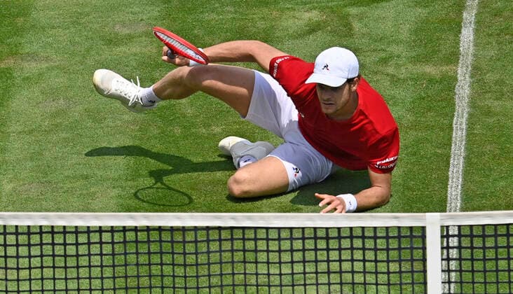 Yannick Hanfmann (GER) Aktion Hecht Hechtsprung Flughecht stürzt und macht trotzdem den Punkt 09.06.2021 Tennis MercedesCup Stuttgart 2021 Weißenhof ATP, Tennis Herren 07.-13.06.2021 Tennis MercedesCup Stuttgart 2021