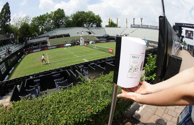 Stuttgart , Tennis MercedesCup 2021 , Übersicht Center Court , Hände , Detail Symbolfoto ; Desinfektion