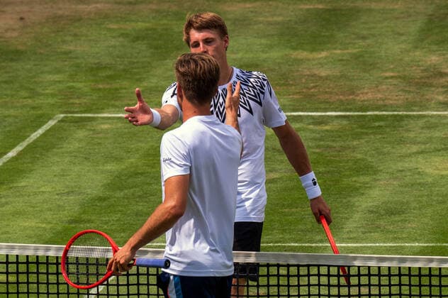 Ilya Ivashka (BLR) gratuliert Peter Gojowczyk (GER) zum Matchgewinn. Deutschland, Stuttgart, 09.06.2021, Tennis, ATP250, MercedesCup 2021, 1.Runde, P.Gojowczyk (GER)-I. Ivashka (BLR), TC Weissenhof Foto: A2 Bildagentur Peter Hartenfelser