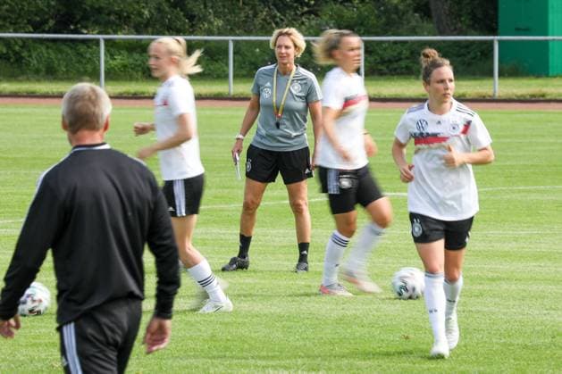Sport Bilder des Tages Offenbach am 9.Juni 2021 Abschlusstraining DFB Frauen-Nationalmannschaft im Trainingsplatz in Offenbach Rosenhöhe vor dem Spiel in Strasbourg gegen Frankreich v.l., Trainerin Martina Voss-Tecklenburg (Deutschland), Spielerinnen beim Aufwärmen, Warm-up vor dem Spiel (DFL REGULATIONS PROHIBIT ANY USE OF PHOTOGRAPHS AS IMAGE SEQUENCES AND OR QUASI-VIDEO) Copyright: JoaquimxFerreira
