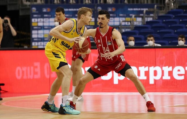 Niels Giffey, Nihad Djedovic Aktion Spielszene Zweikampf Basketball Play Off Finale BBL Bundesliga Herren Saison 2020 2021 09.06.2021 ALBA Berlin vs. FC Bayern München