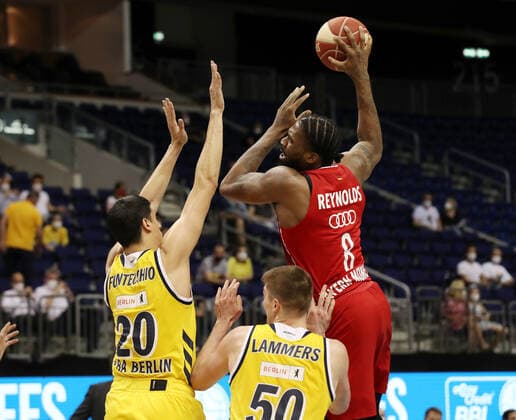 Simone Fontecchio, Ben Lammers, Jalen Reynolds Aktion Spielszene Zweikampf Basketball Play Off Finale BBL Bundesliga Herren Saison 2020 2021 09.06.2021 ALBA Berlin vs. FC Bayern München