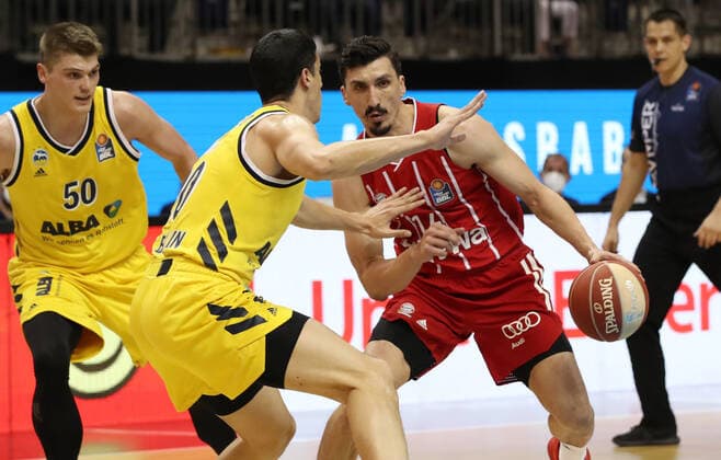 Simone Fontecchio, Nihad Djedovic Aktion Spielszene Zweikampf Basketball Play Off Finale BBL Bundesliga Herren Saison 2020 2021 09.06.2021 ALBA Berlin vs. FC Bayern München