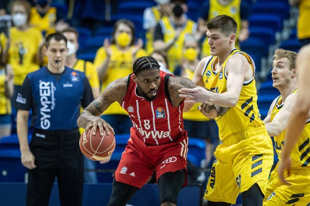 Basketball Berlin 09.06.2021 1. Bundesliga easyCredit BBL Saison 2020 2021 Playoffs Finale Spiel 1 Alba Berlin - FC Bayern München Jalen Reynolds (München, No.08) Ben Lammers (Alba Berlin, No.50)